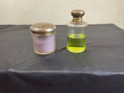 2 anciens Flacons à Parfum/Poudre en Cristal et Argent Massif Minerve .