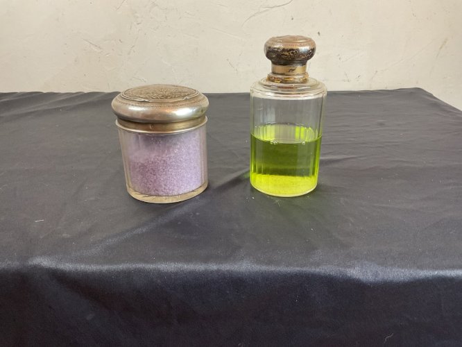 2 anciens Flacons à Parfum/Poudre en Cristal et Argent Massif Minerve .
