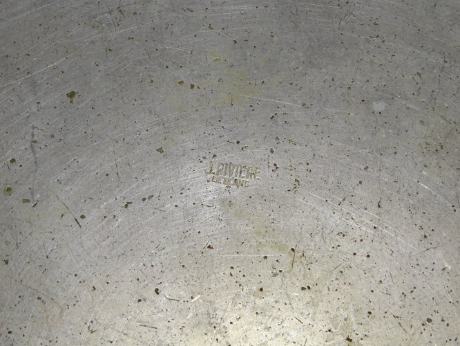 -2 ANCIENS GRANDS PLATEAUX EN ALUMINIUM 1 Gravé J.RIVIERE LEBLANC DECO CUISINE D