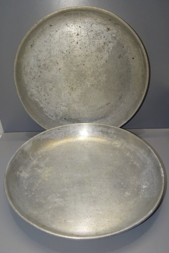 -2 ANCIENS GRANDS PLATEAUX EN ALUMINIUM 1 Gravé J.RIVIERE LEBLANC DECO CUISINE D