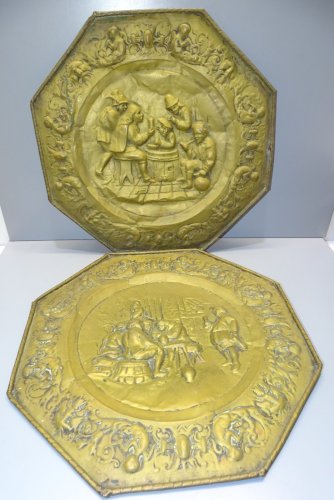 -2 ANCIENS PLATS DECORATIFS EN LAITON REPOUSSE SCENES DE TAVERNES déco     D