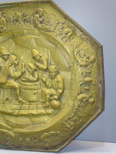 -2 ANCIENS PLATS DECORATIFS EN LAITON REPOUSSE SCENES DE TAVERNES déco     D