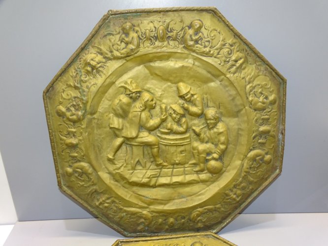 -2 ANCIENS PLATS DECORATIFS EN LAITON REPOUSSE SCENES DE TAVERNES déco     D