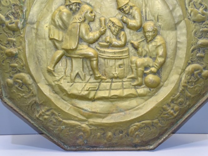 -2 ANCIENS PLATS DECORATIFS EN LAITON REPOUSSE SCENES DE TAVERNES déco     D