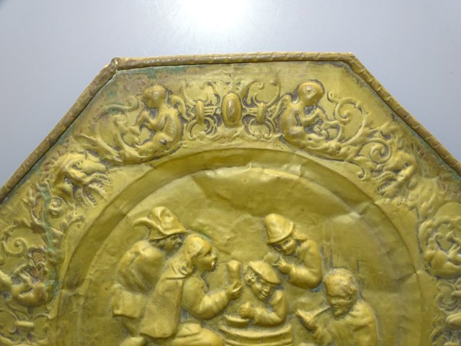 -2 ANCIENS PLATS DECORATIFS EN LAITON REPOUSSE SCENES DE TAVERNES déco     D