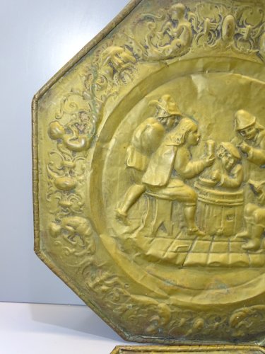 -2 ANCIENS PLATS DECORATIFS EN LAITON REPOUSSE SCENES DE TAVERNES déco     D
