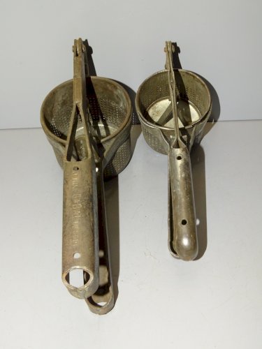 -2 ANCIENS PRESSE PUREE EN METAL le PLUS GRAND Gravé LE TITAN G*B*L breveté    D