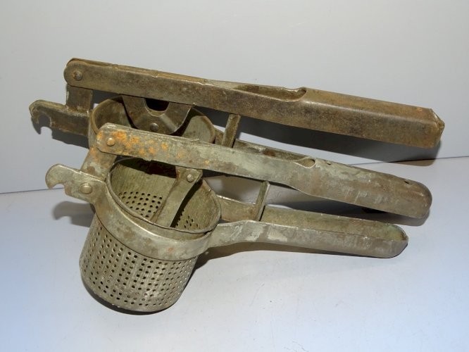 -2 ANCIENS PRESSE PUREE EN METAL le PLUS GRAND Gravé LE TITAN G*B*L breveté    D