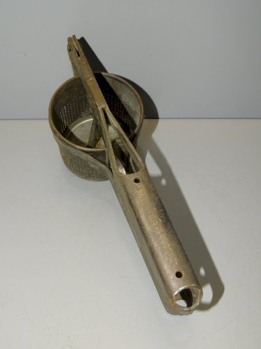 -2 ANCIENS PRESSE PUREE EN METAL le PLUS GRAND Gravé LE TITAN G*B*L breveté    D