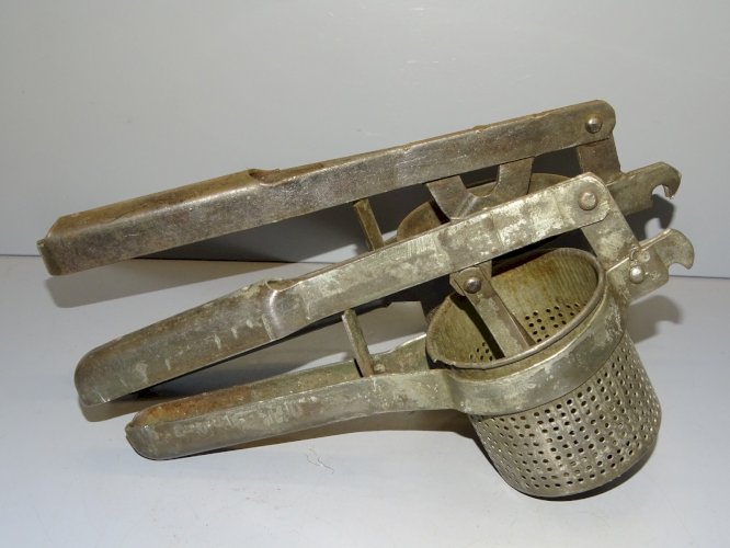 -2 ANCIENS PRESSE PUREE EN METAL le PLUS GRAND Gravé LE TITAN G*B*L breveté    D