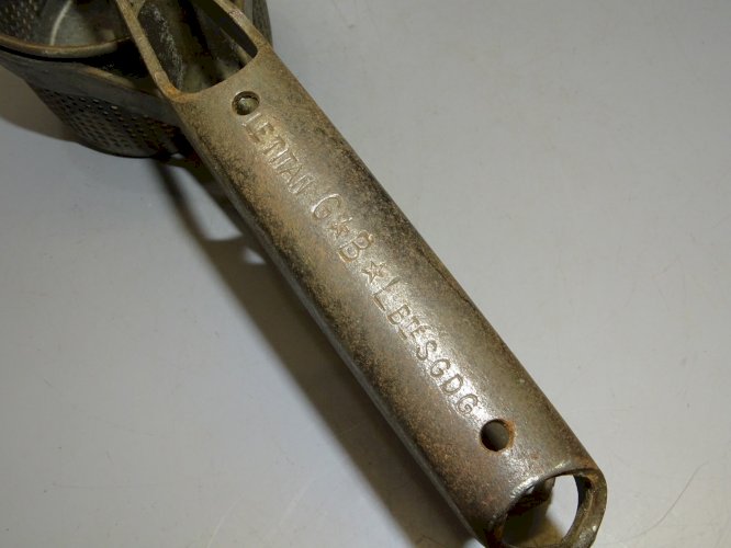 -2 ANCIENS PRESSE PUREE EN METAL le PLUS GRAND Gravé LE TITAN G*B*L breveté    D