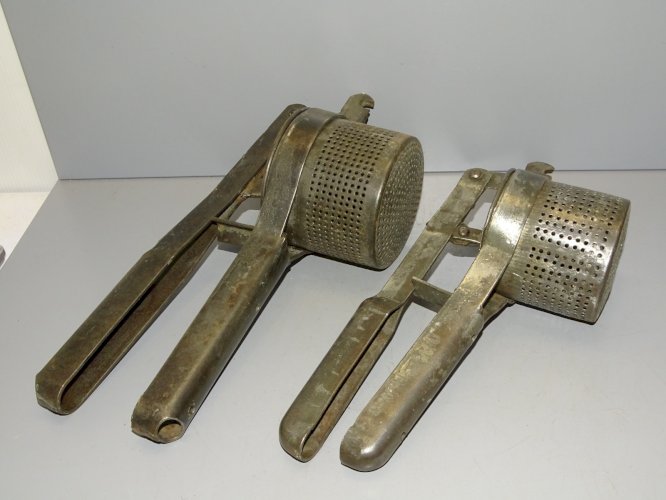 -2 ANCIENS PRESSE PUREE EN METAL le PLUS GRAND Gravé LE TITAN G*B*L breveté    D