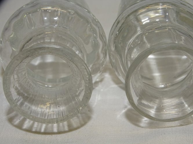 -2 ANCIENS VASES DE VOITURE EN VERRE BOUTS à FACETTES SANS SUPPORT COLLECTION  D