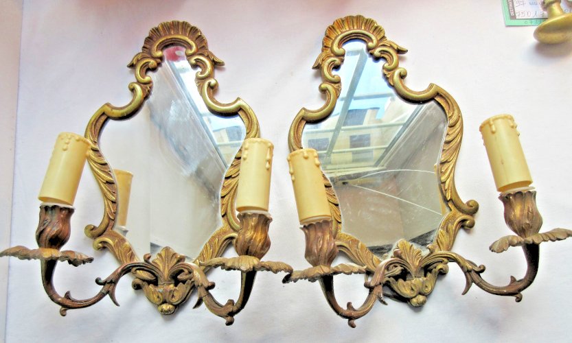 2 appliques murales en bronze doré à 2 feux et miroir central, style Louis XV