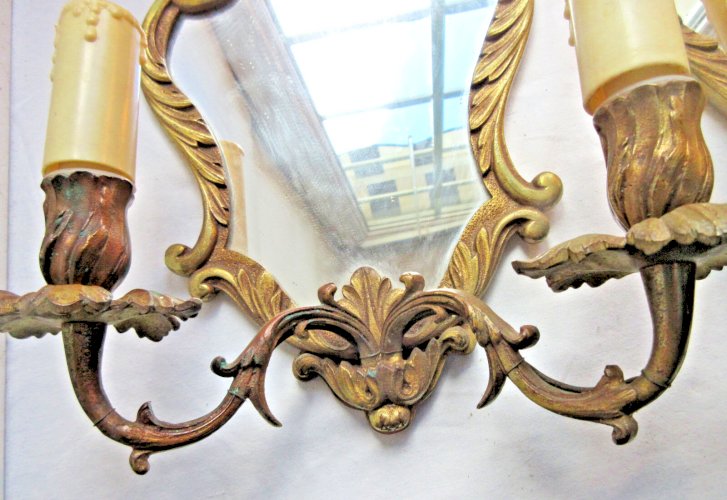 2 appliques murales en bronze doré à 2 feux et miroir central, style Louis XV