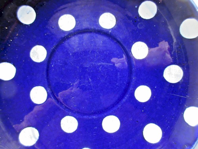 2 assiettes à dessert Sarreguemines, modèle Confettis, bleu marine à pois blancs