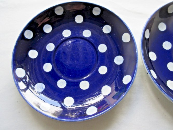 2 assiettes à dessert Sarreguemines, modèle Confettis, bleu marine à pois blancs
