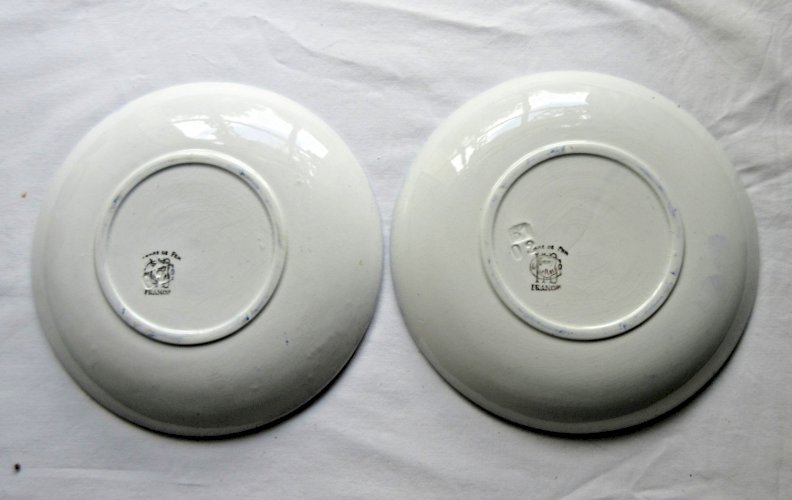 2 assiettes à dessert Sarreguemines, modèle Confettis, bleu marine à pois blancs