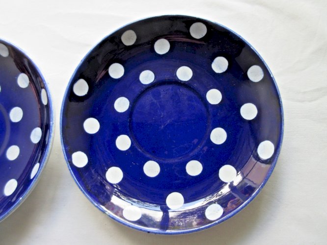 2 assiettes à dessert Sarreguemines, modèle Confettis, bleu marine à pois blancs