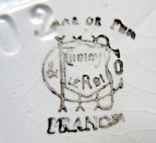 2 assiettes à dessert Sarreguemines, modèle Confettis, bleu marine à pois blancs