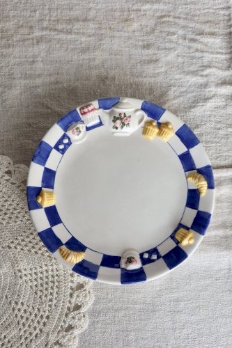 2 assiettes à dessert vintage en barbotine décor petit déjeuner