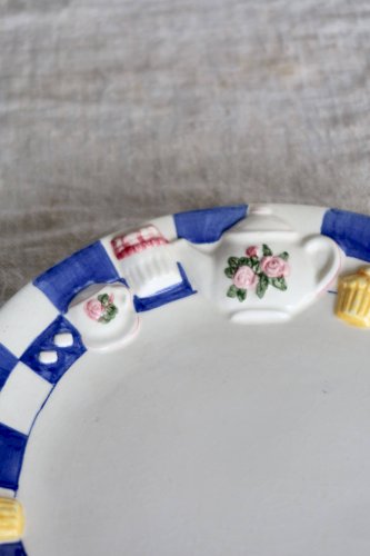 2 assiettes à dessert vintage en barbotine décor petit déjeuner