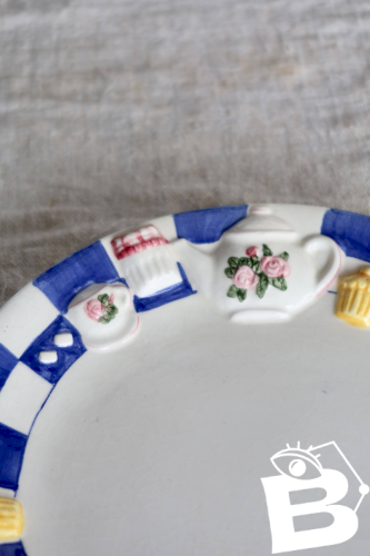 2 assiettes à dessert vintage en barbotine décor petit déjeuner