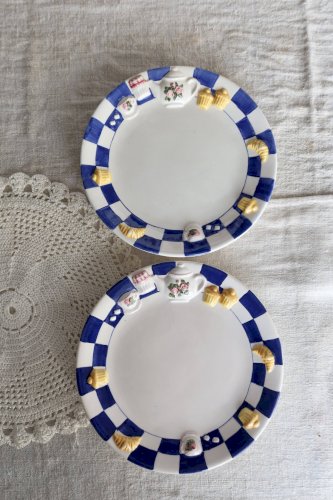 2 assiettes à dessert vintage en barbotine décor petit déjeuner