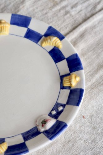 2 assiettes à dessert vintage en barbotine décor petit déjeuner