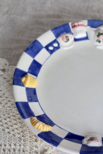 2 assiettes à dessert vintage en barbotine décor petit déjeuner