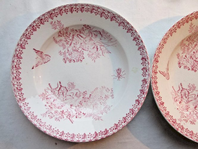 2 Assiettes creuses modèle Champêtre en rose, Papillon, panier, chapeau, fleurs