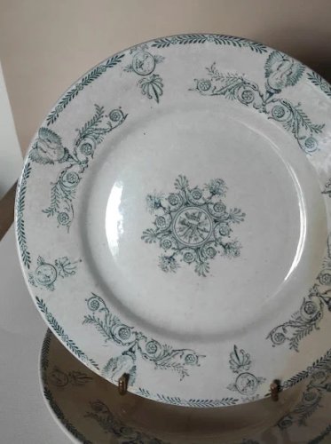 2 assiettes en Terre de Fer KG Lunéville, modèle Compiégne