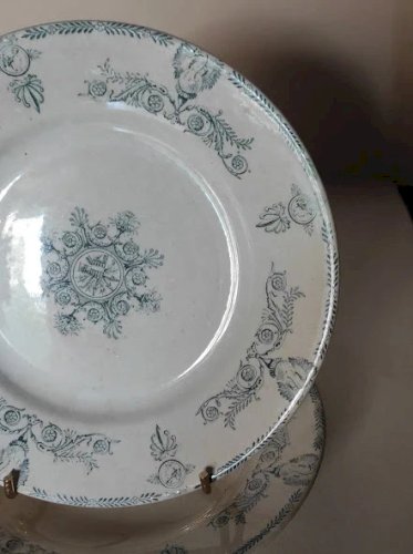 2 assiettes en Terre de Fer KG Lunéville, modèle Compiégne