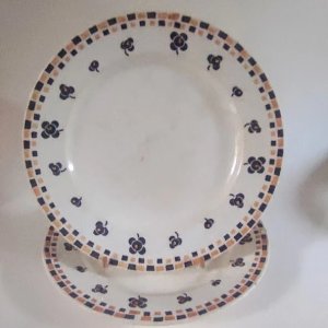 2 assiettes plates, Digoin Sarreguemines, modèle Lugdunum