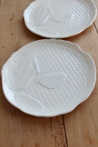 2 assiettes poissons barbotine Salins décor blanc-