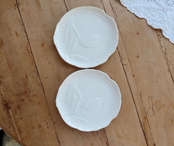 2 assiettes poissons barbotine Salins décor blanc-