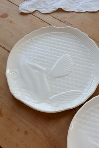 2 assiettes poissons barbotine Salins décor blanc-