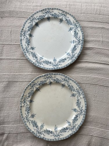 2 assiettes Terre de Fer Grand Dépôt E. BOURGEOIS début XXème