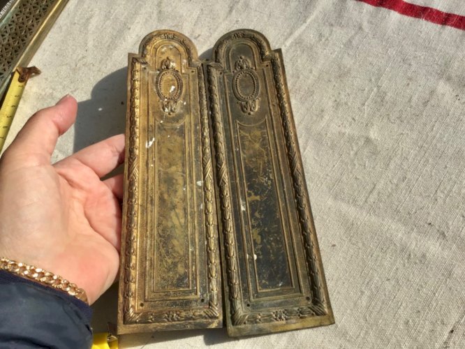 2 Belles plaques de propreté en laiton style Louis XVI . Bel état