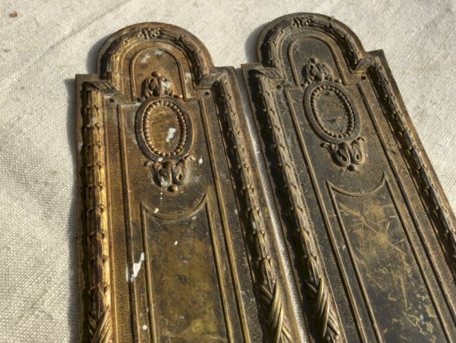 2 Belles plaques de propreté en laiton style Louis XVI . Bel état
