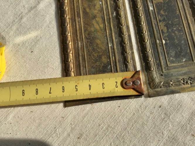 2 Belles plaques de propreté en laiton style Louis XVI . Bel état