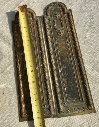 2 Belles plaques de propreté en laiton style Louis XVI . Bel état
