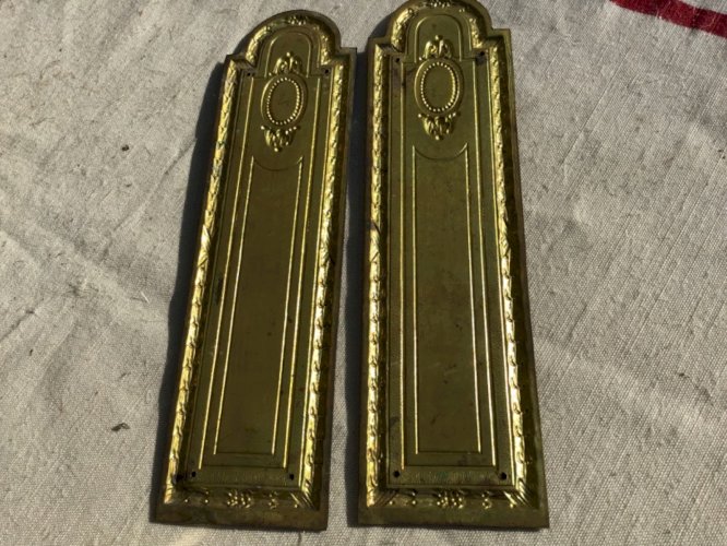 2 Belles plaques de propreté en laiton style Louis XVI . Bel état