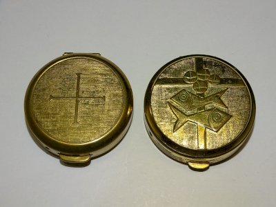 -2 BOITES A HOSTIE LAITON Doré 1 avec une Croix 1 avec 2 POISSONS  RELIGION  D