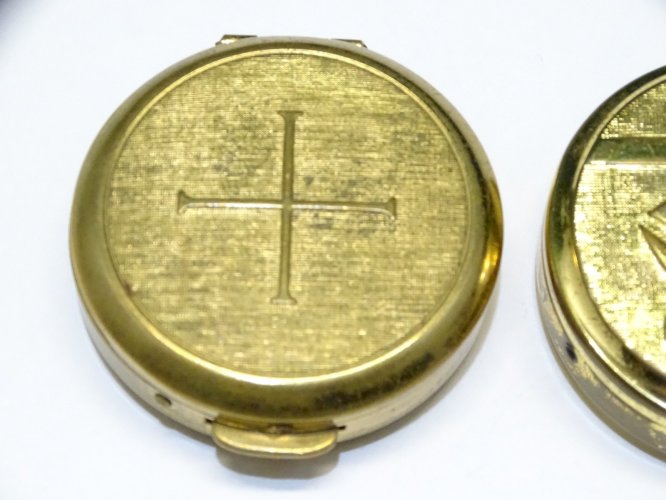 -2 BOITES A HOSTIE LAITON Doré 1 avec une Croix 1 avec 2 POISSONS  RELIGION  D