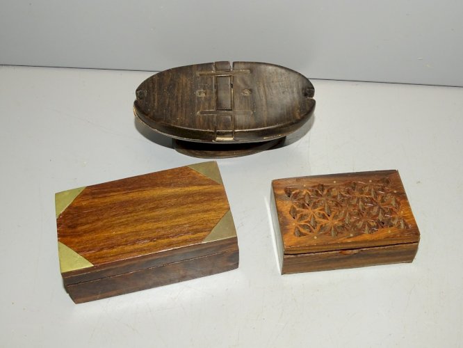 -2 BOITES BOIS et LAITON & 1 SALIERE BOIS et  COQUE NOIX COROZO? Déco VITRINE  D