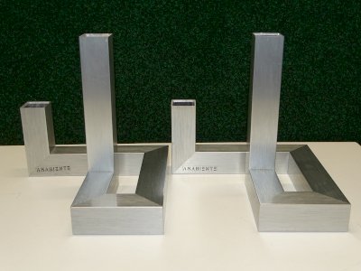 - 2 MODERNIST CANDLESTICKS AMABIENTE ANODIZED AND BRUSHED ALUMINUM 20th century décor TABLE D
