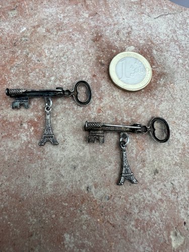 2 broches fin 19e début 20e les clés de Paris Tour Eiffel Souvenir Anciennes