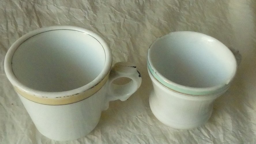 2 BRULOTS TASSES EN PORCELAINE EPAISSE BISTROT FIN 19 ème *POULTIER BEAUVAIS