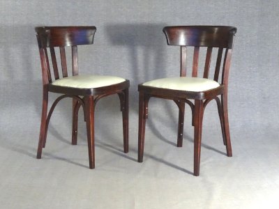 2 Thonet chairs, design by Kohn from 1913, curved wood bistro.